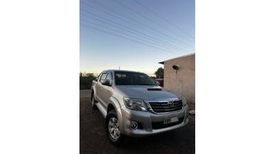 TOYOTA - HILUX - 2014/2014 - Prata - R$ 136.900,00
